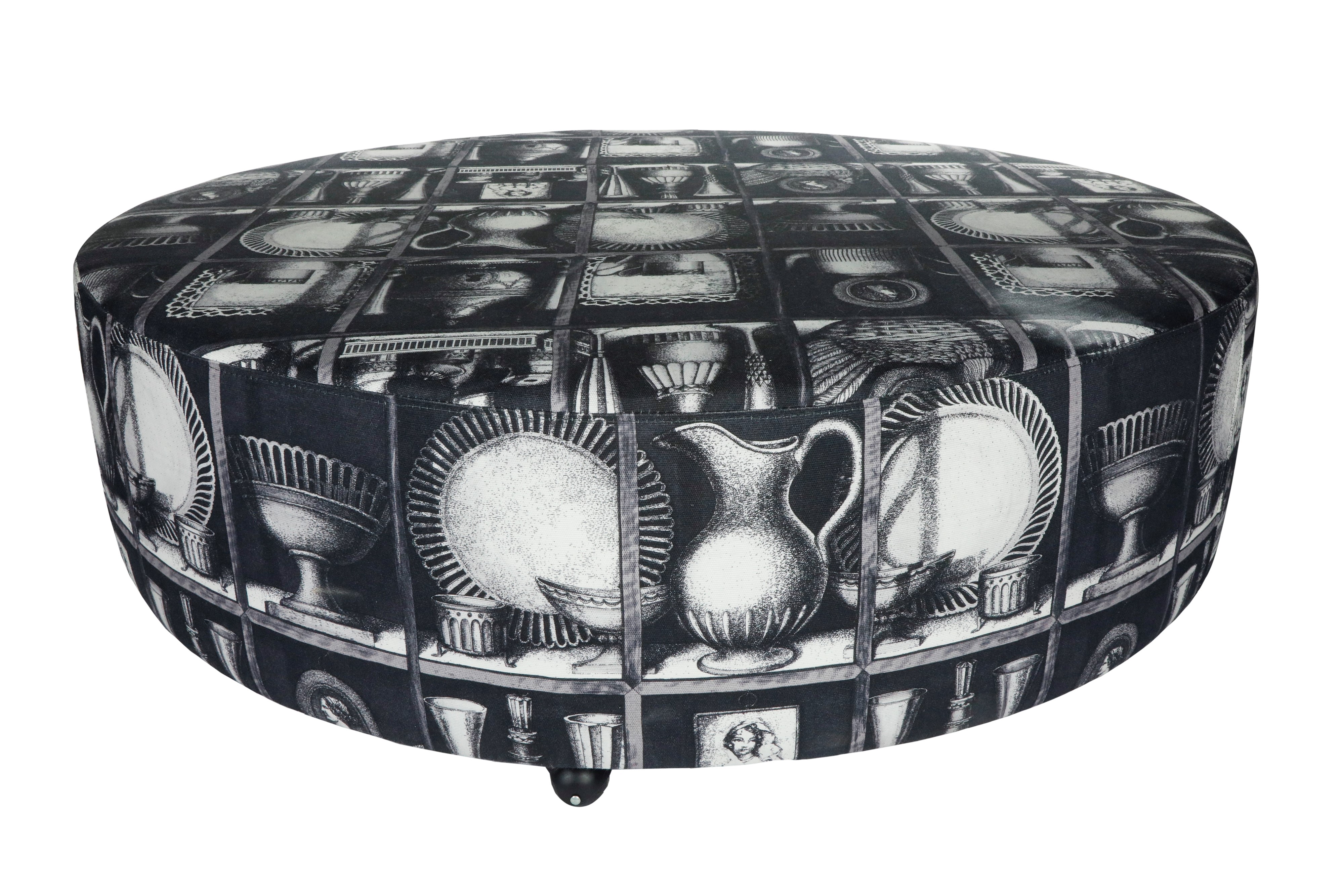 Pouf tondo con ruote, tessuto Fornasetti, Italia, dimensioni Ø 120 cm