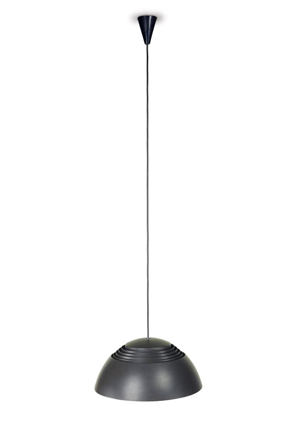 Arne Jacobsen - Lampadario nero, Produzione Louis Poulsen - Danimarca.