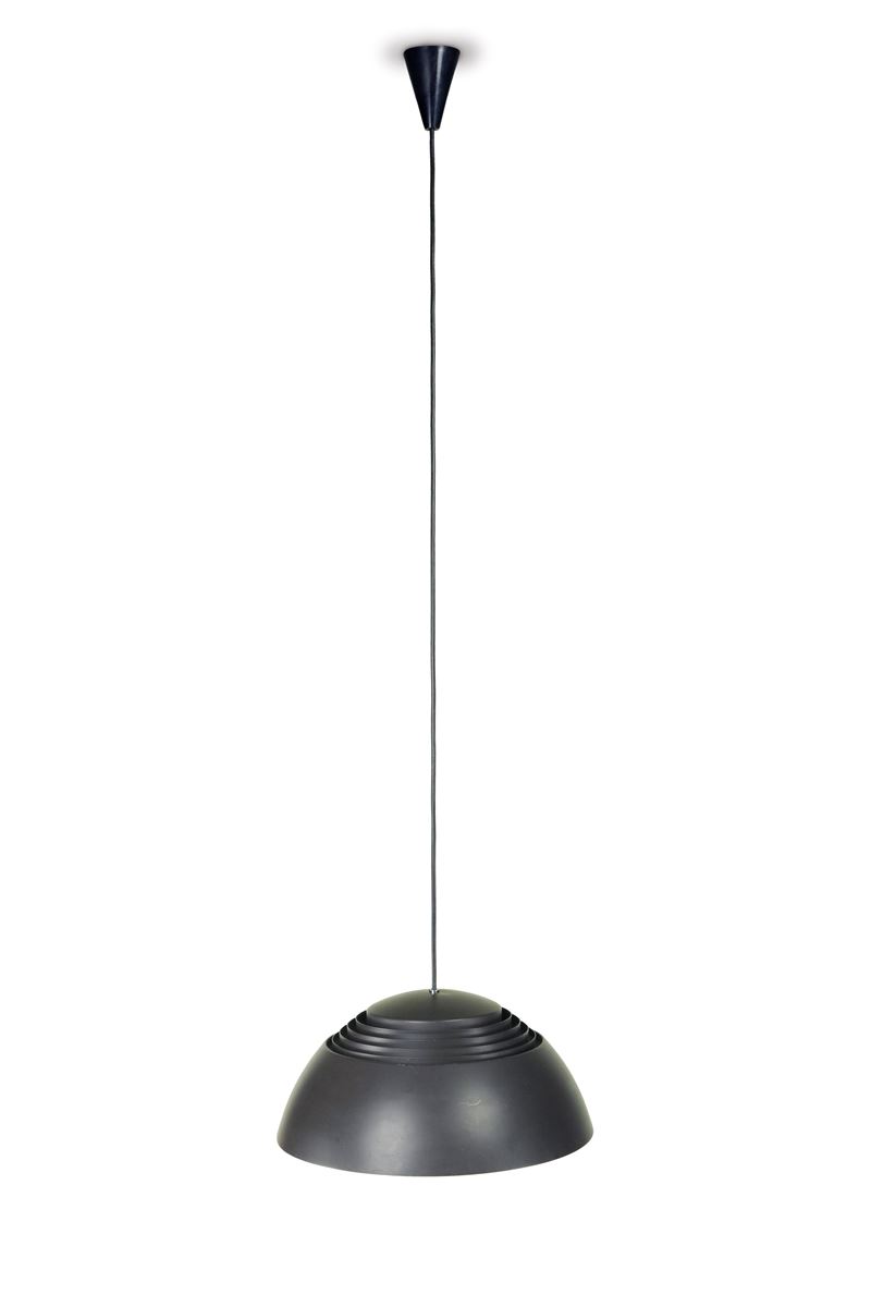 Arne Jacobsen - Lampadario modello “AJ” a sospensione, produzione Louis Poulsen (Danimarca), 1957