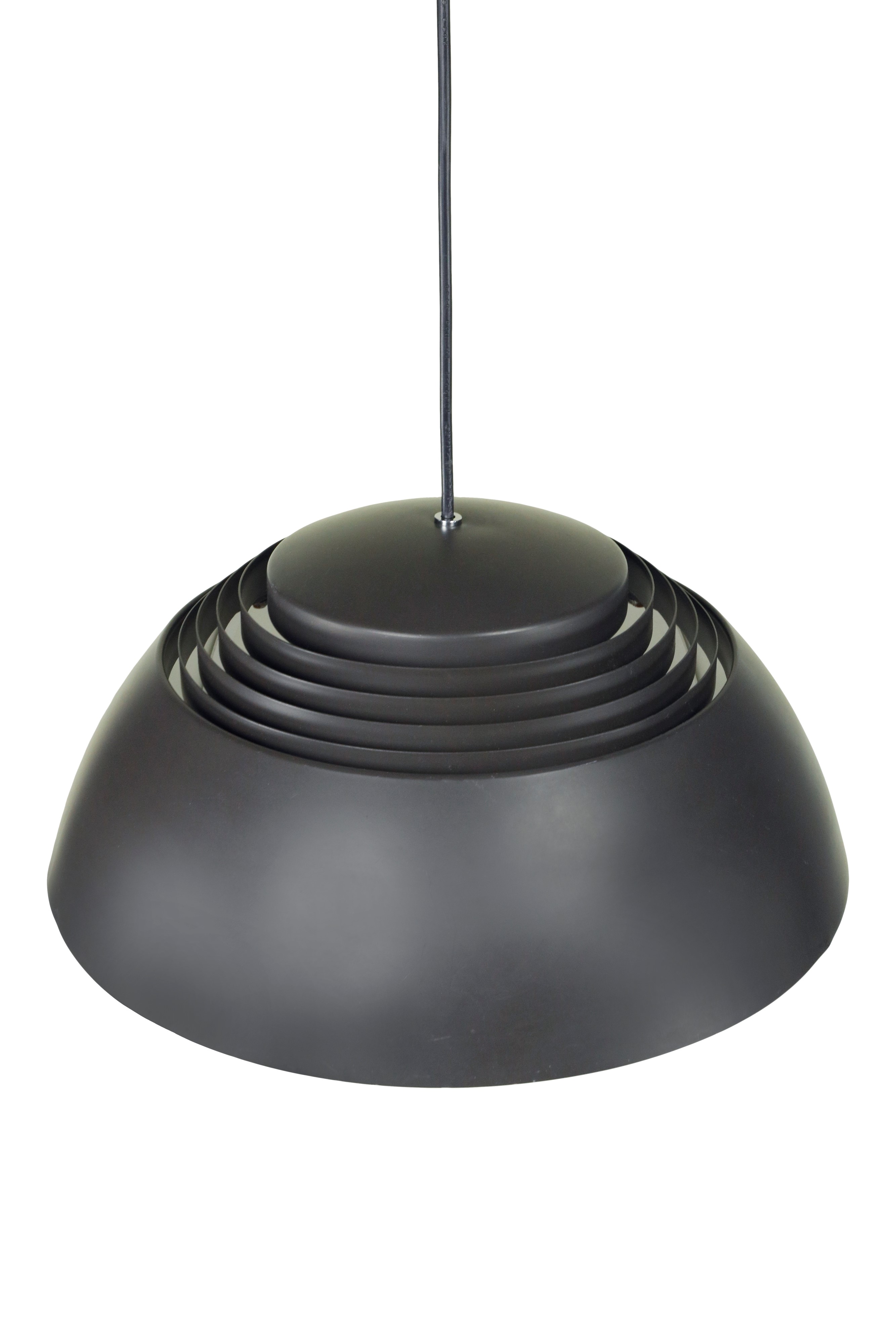 Arne Jacobsen - Lampadario modello “AJ” a sospensione, produzione Louis Poulsen (Danimarca), 1957