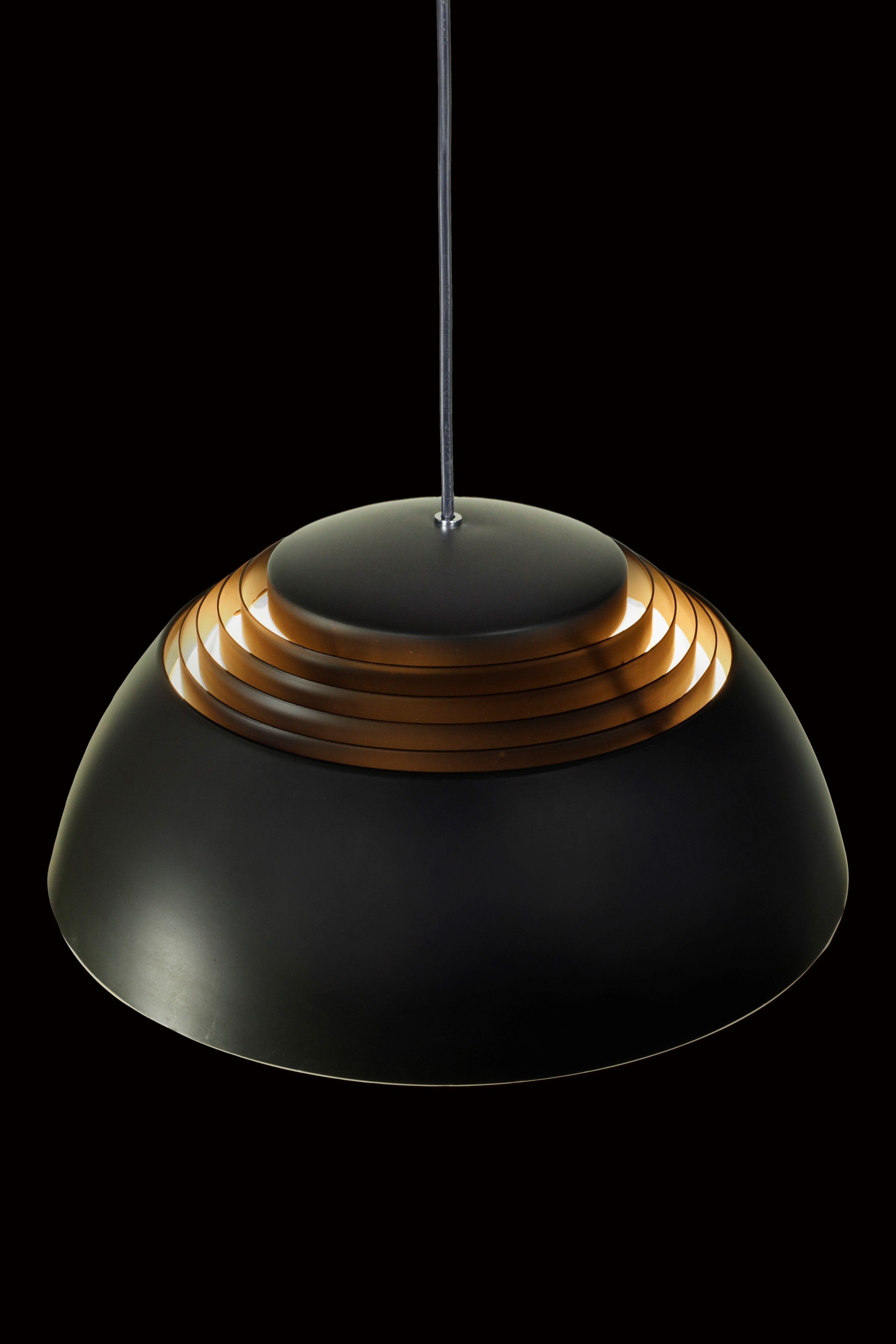 Arne Jacobsen - Lampadario modello “AJ” a sospensione, produzione Louis Poulsen (Danimarca), 1957