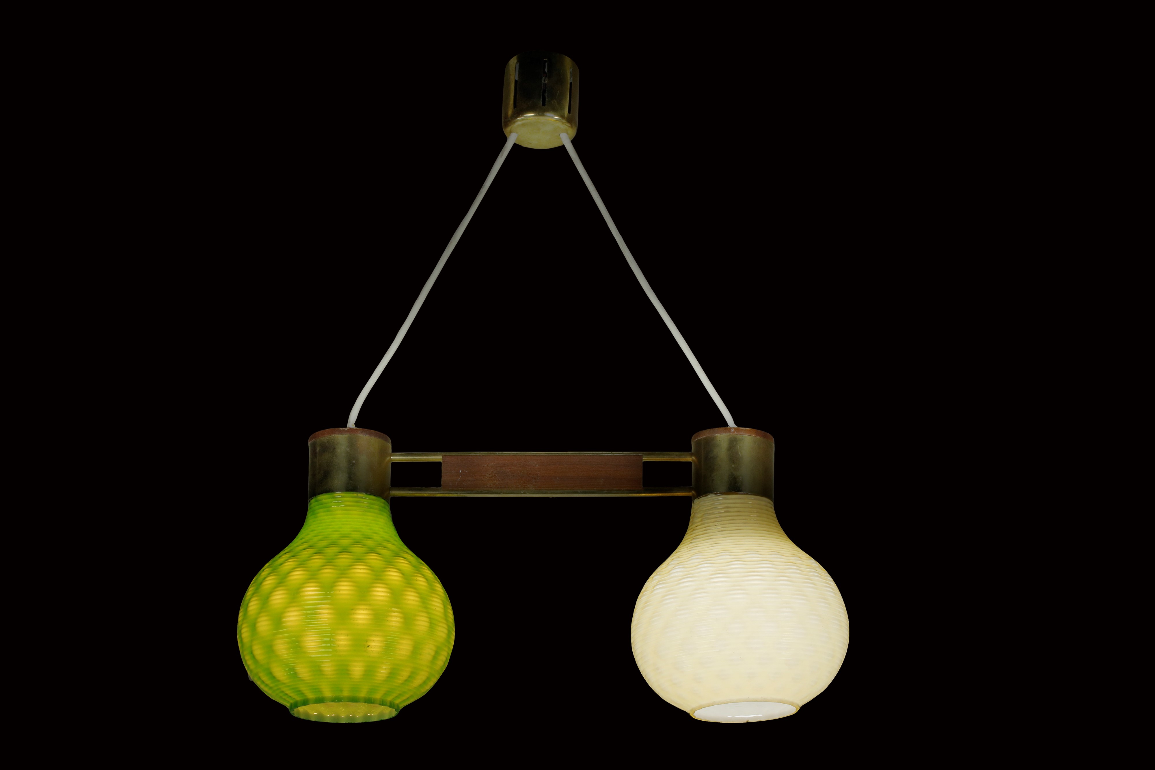 Lampada a sospensione a due luci, struttura in ottone e legno, diffusori sferici in vetro incamic...