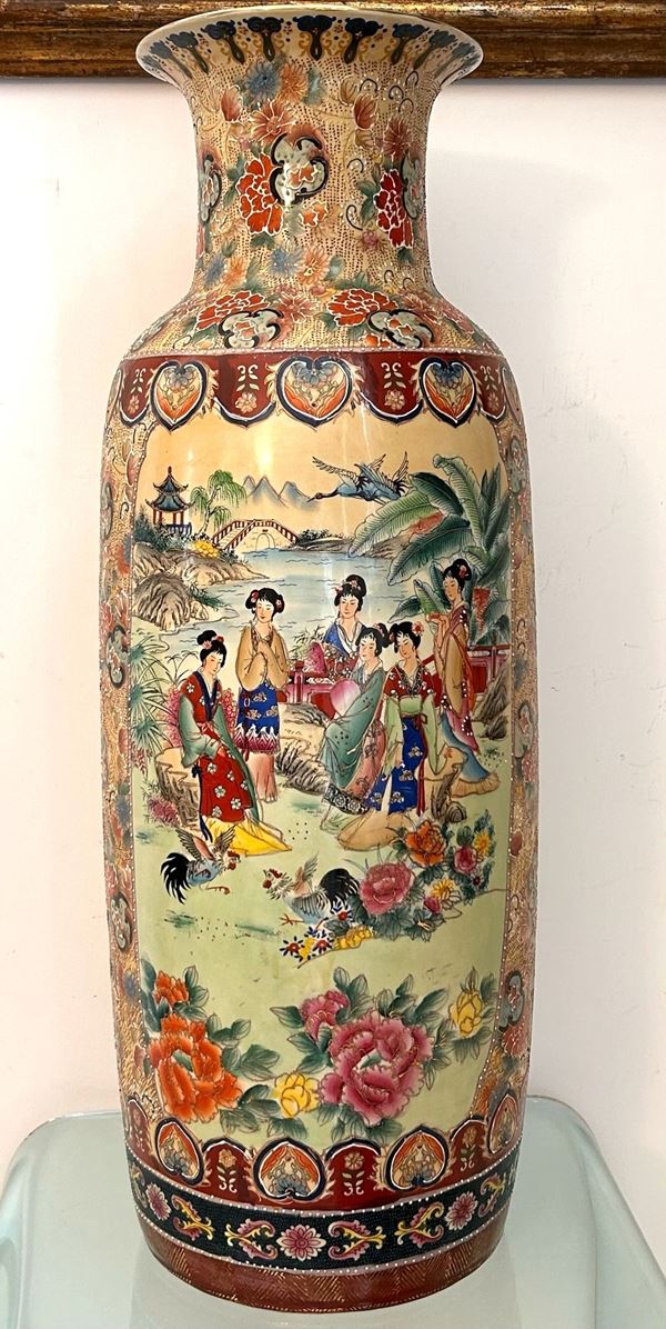 Grande vaso dipinto a mano raffigurante scena di genere con donne in abiti tradizionali sulle rive di un fiume. Cina, metà del XX secolo