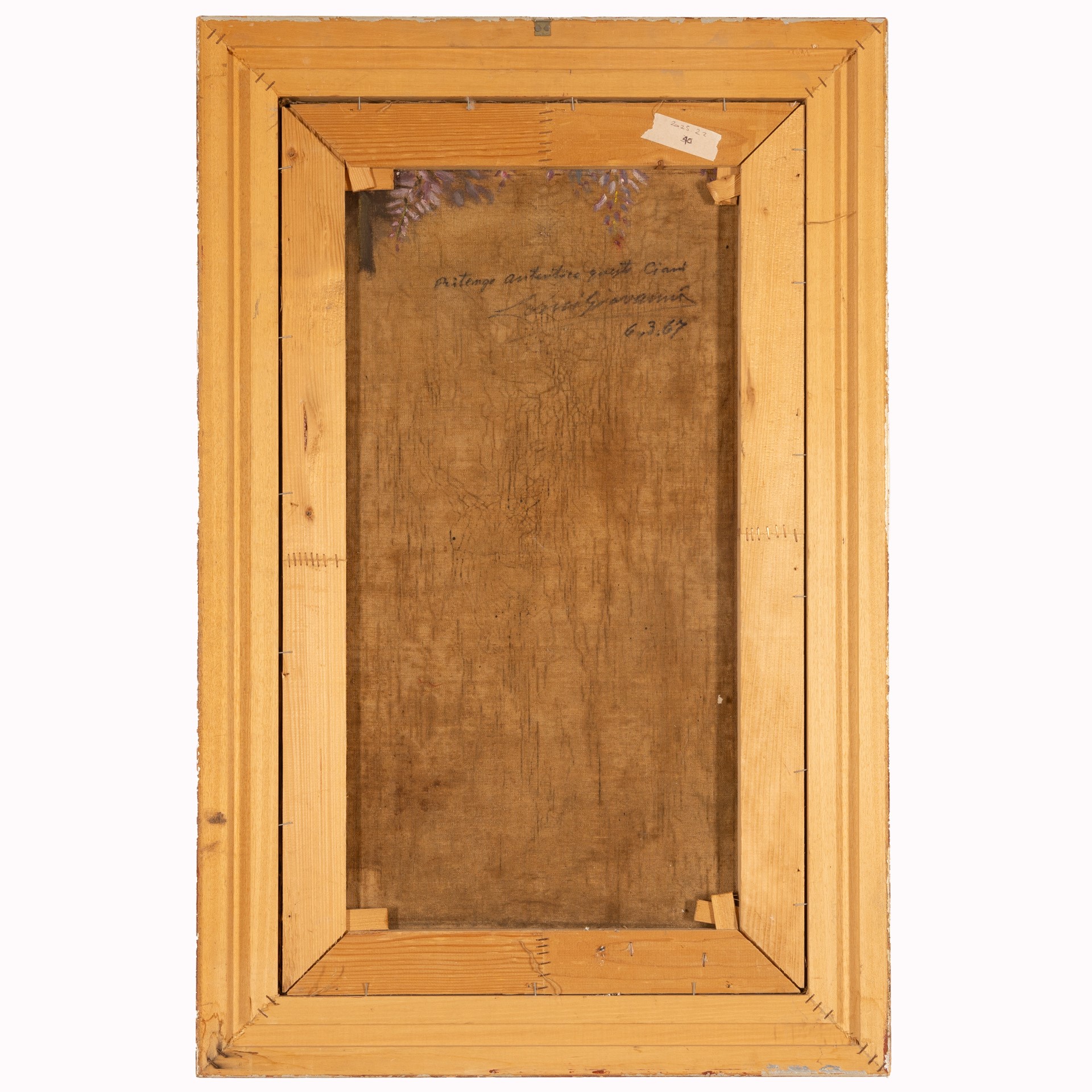 Uomo con occhiali che legge