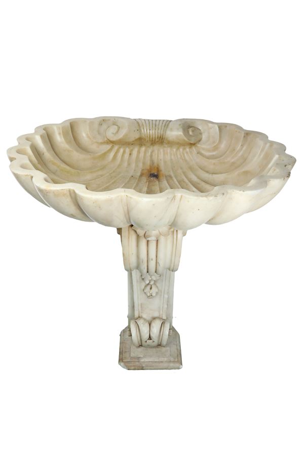 Vasca da parete a forma di conchiglia in marmo bianco statuario