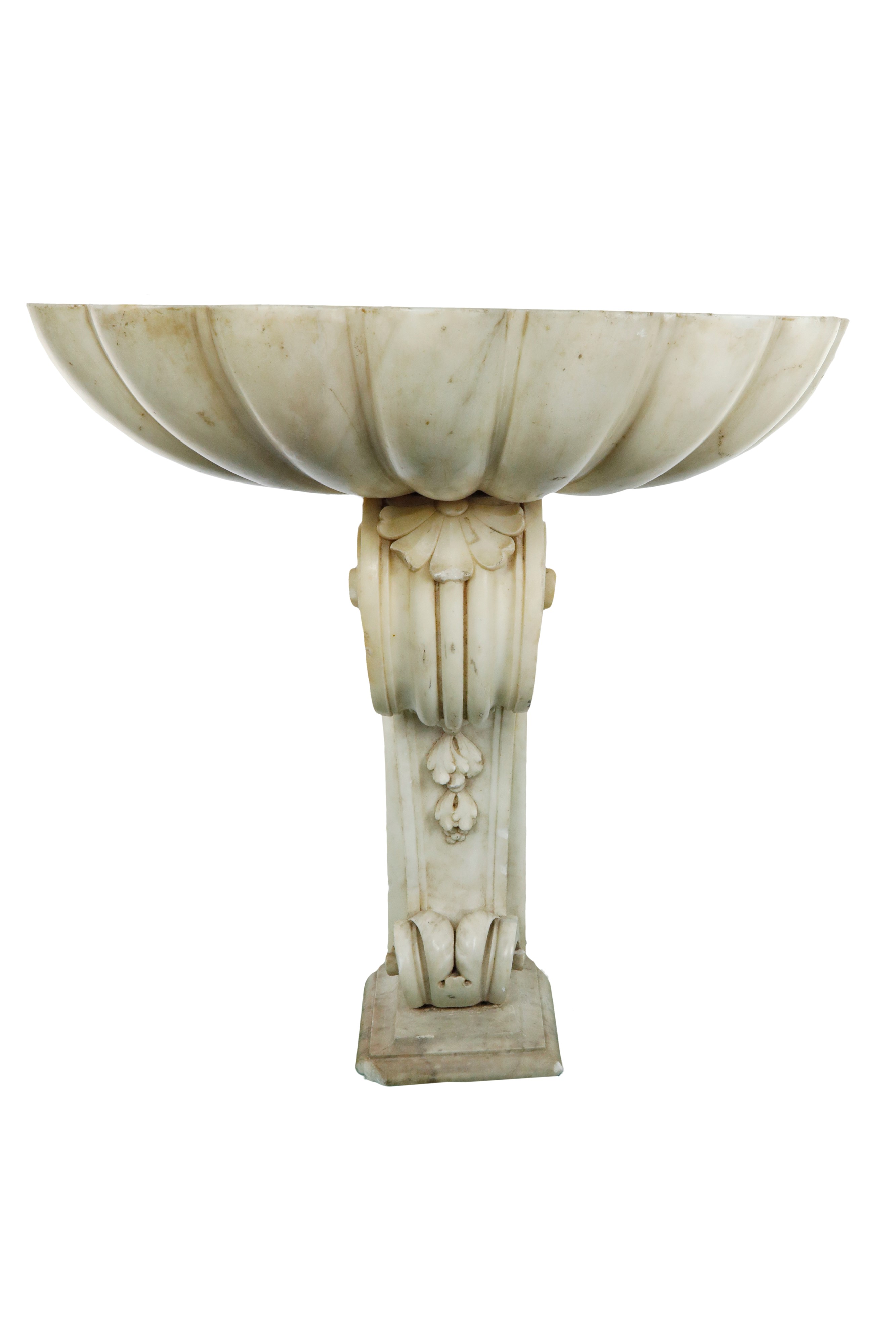 Vasca da parete a forma di conchiglia in marmo bianco statuario