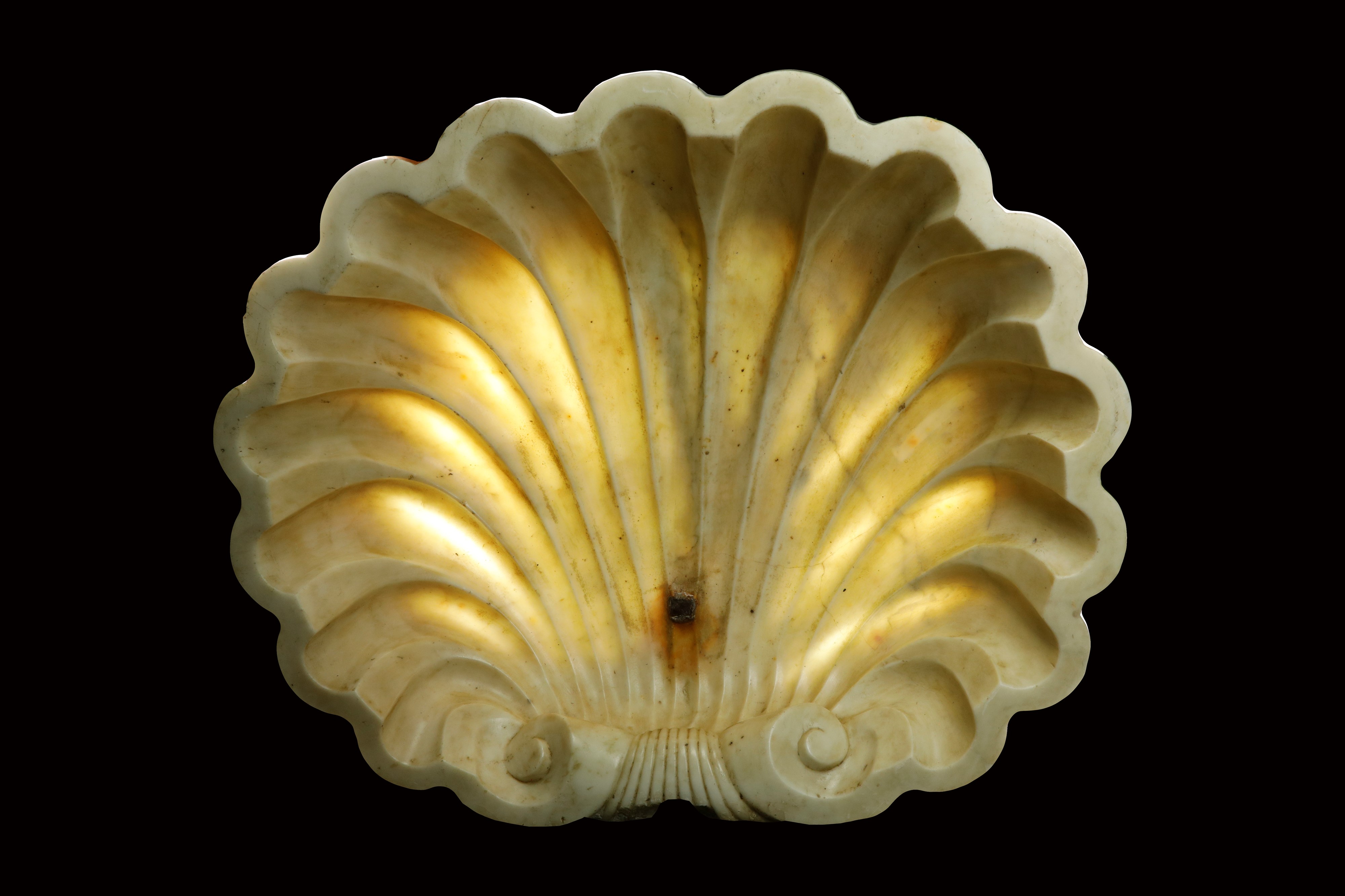 Vasca da parete a forma di conchiglia in marmo bianco statuario