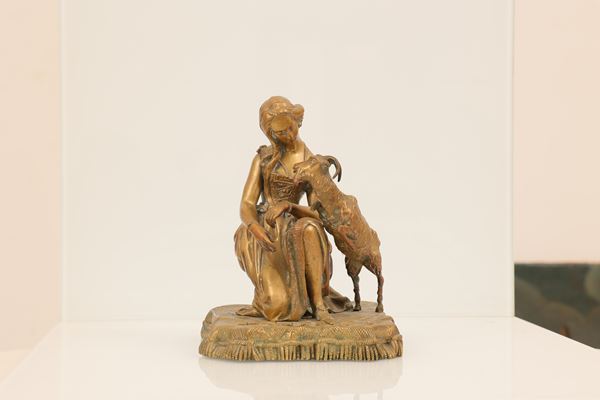 Coppia di sculture in bronzo dorato, raff. donne con animali