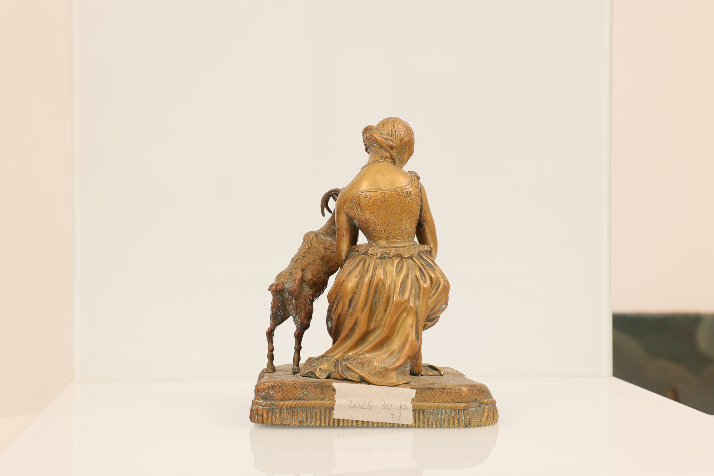 Coppia di sculture in bronzo dorato, raff. donne con animali