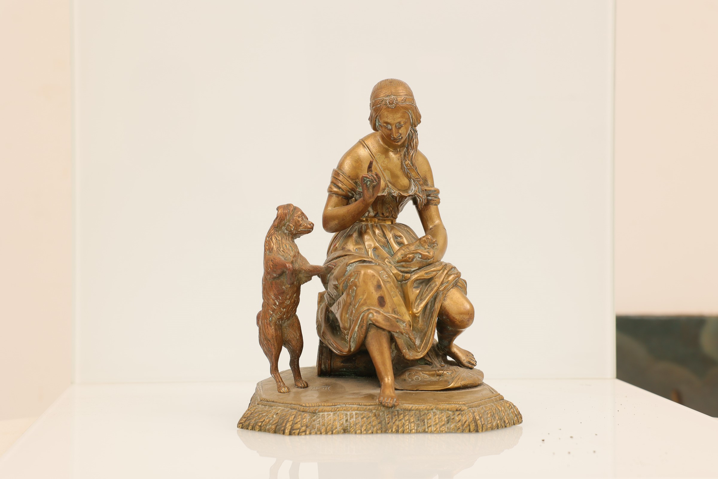 Coppia di sculture in bronzo dorato, raff. donne con animali