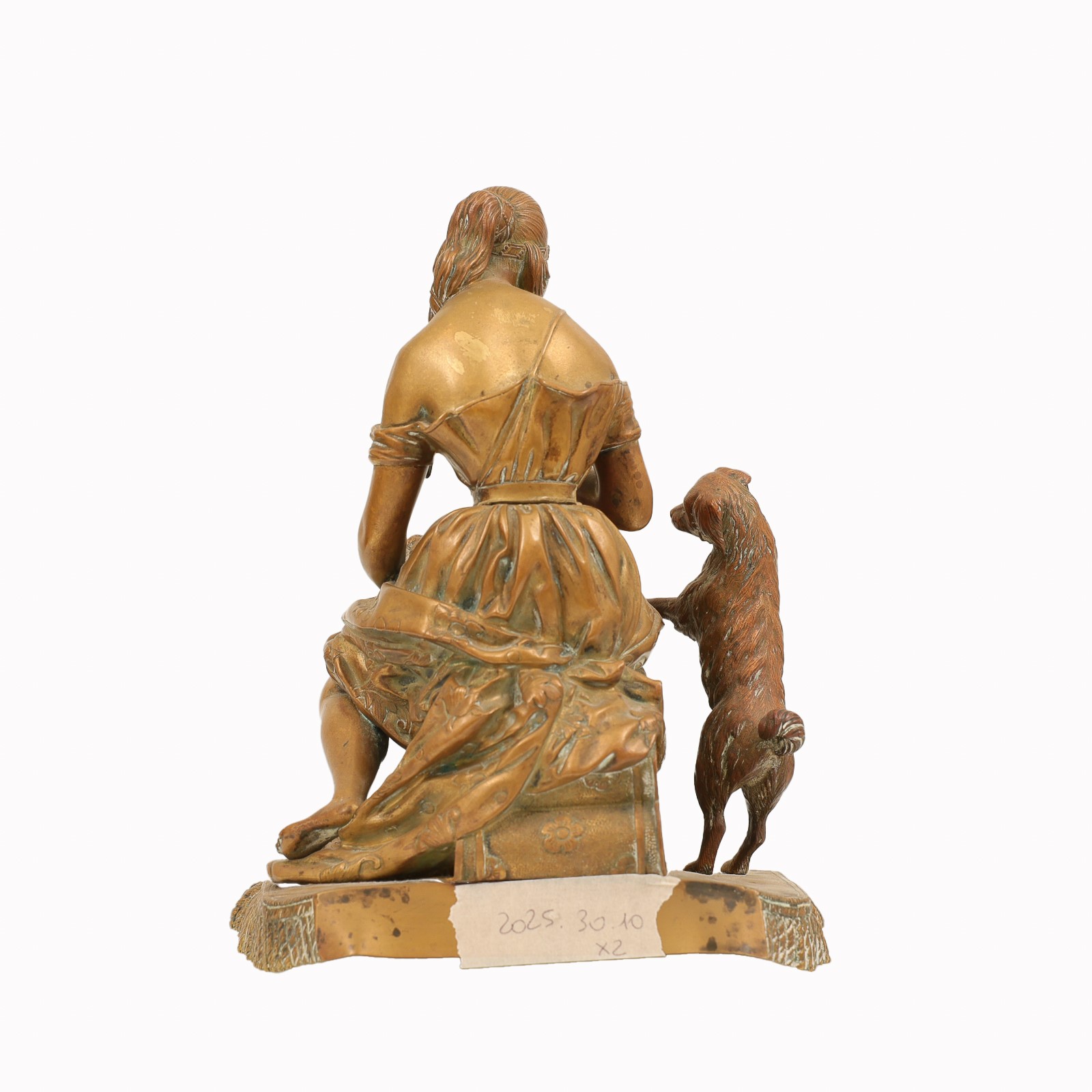 Coppia di sculture in bronzo dorato, raff. donne con animali