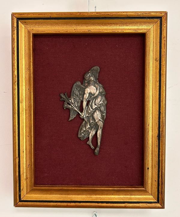 2 sculturine in argento entro cornici dorate 