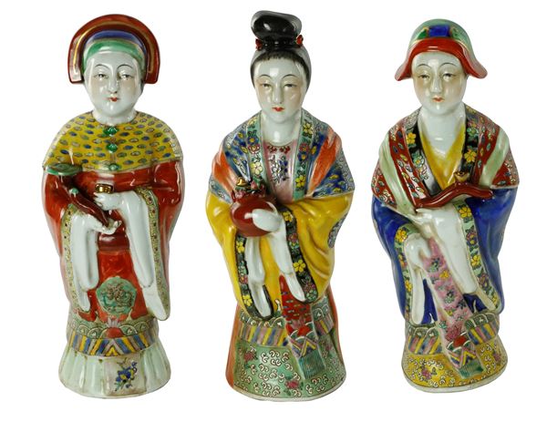 GRUPPO DI TRE FIGURE IN PORCELLANA - CINA-