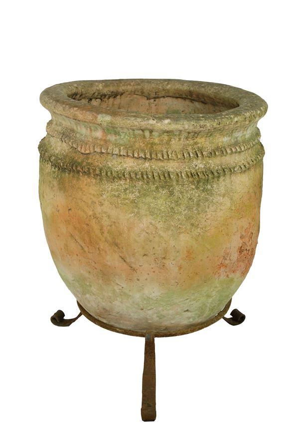 ORCIO IN TERRACOTTA CON TRIPODE IN FERRO BATTUTO