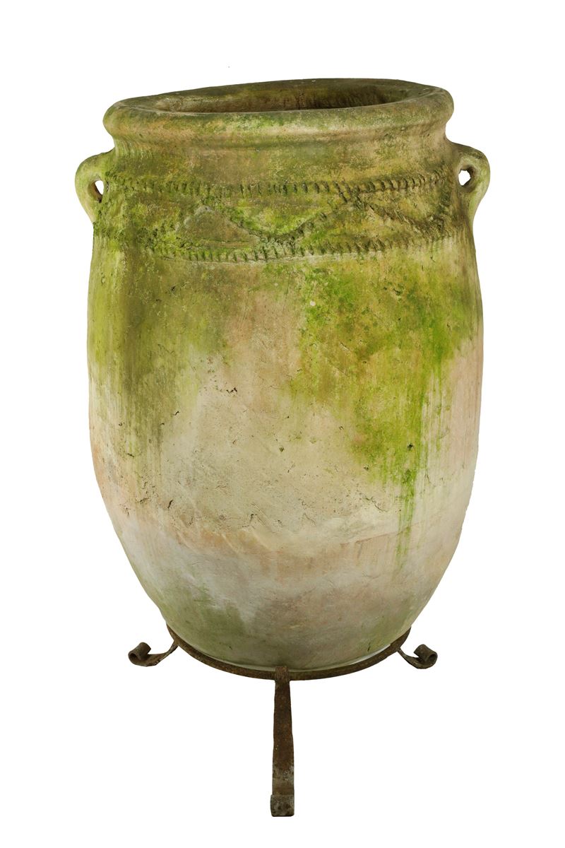 ORCIO IN TERRACOTTA CON TRIPODE IN FERRO BATTUTO