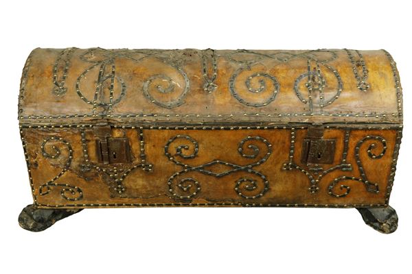 BAULE DA VIAGGIO IN LEGNO RIVESTITO DI CUOIO E BORCHIE