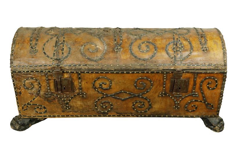 BAULE DA VIAGGIO IN LEGNO RIVESTITO DI CUOIO E BORCHIE