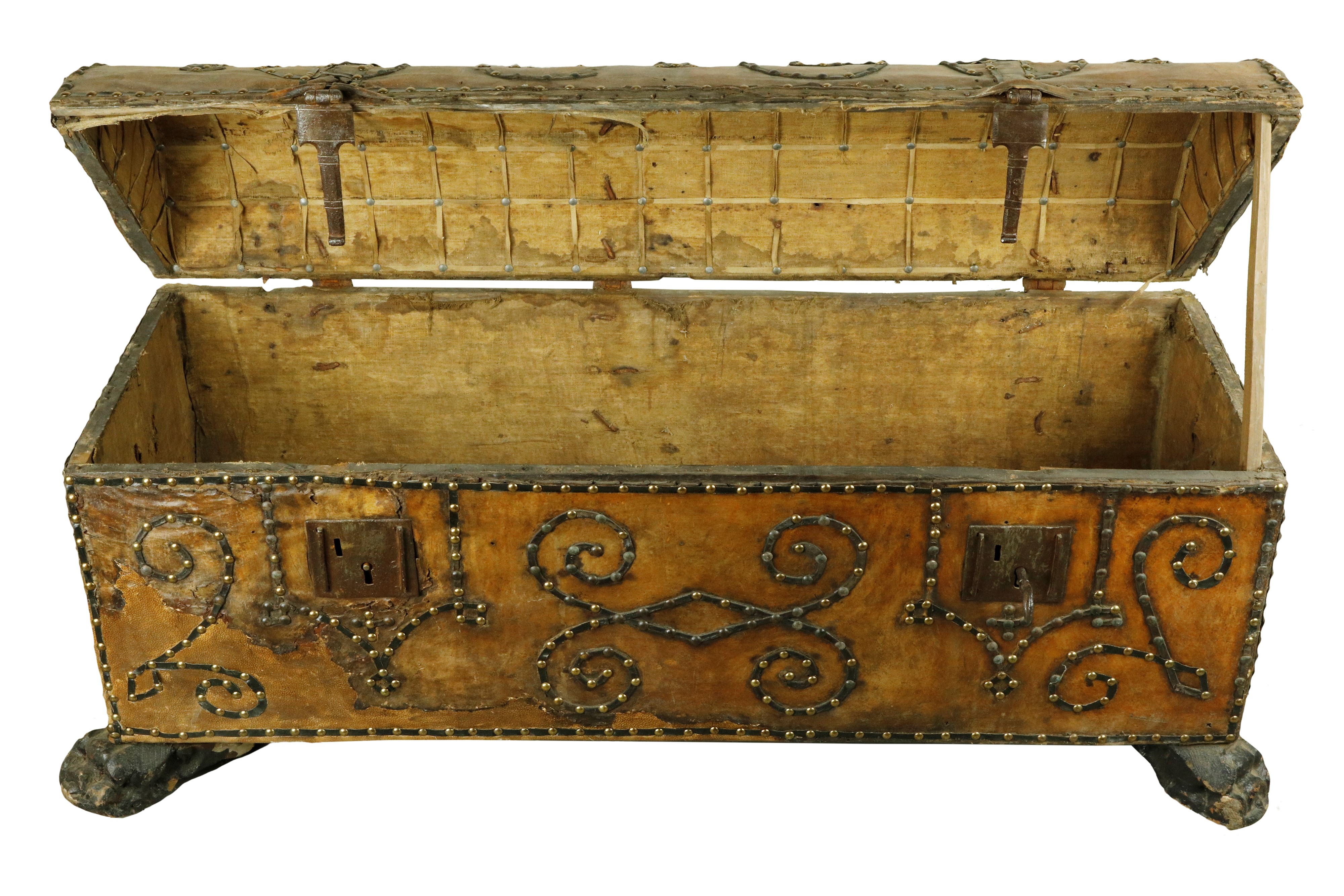 BAULE DA VIAGGIO IN LEGNO RIVESTITO DI CUOIO E BORCHIE