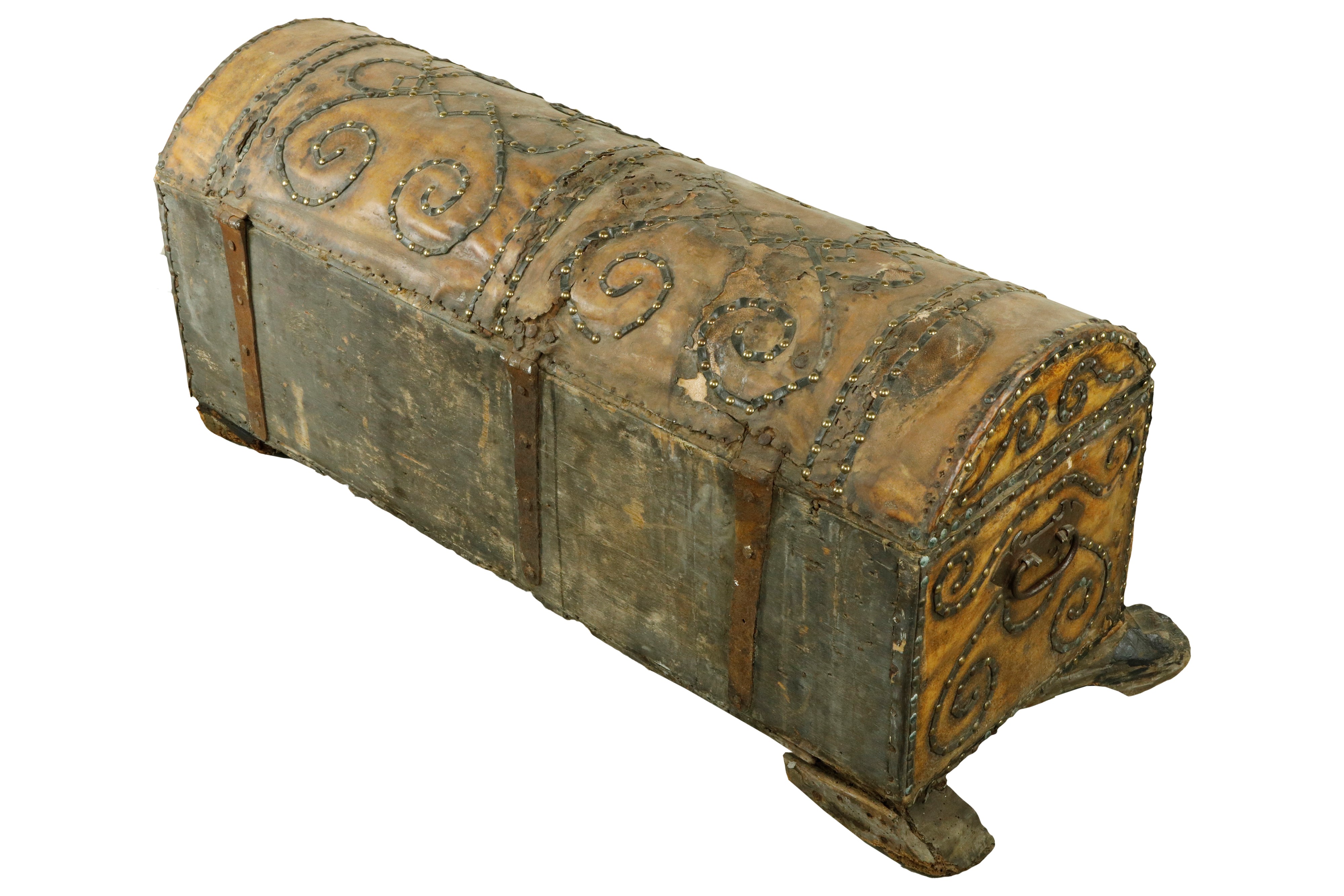 BAULE DA VIAGGIO IN LEGNO RIVESTITO DI CUOIO E BORCHIE