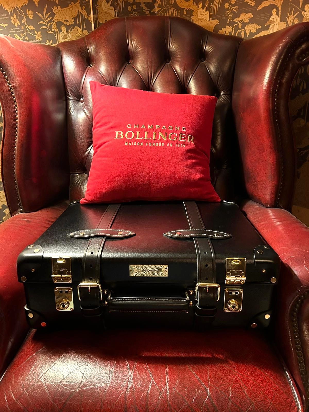 CHAMPAGNE MAGNUM IN COFANETTO COMMEMORATIVO BOLLINGER "007"