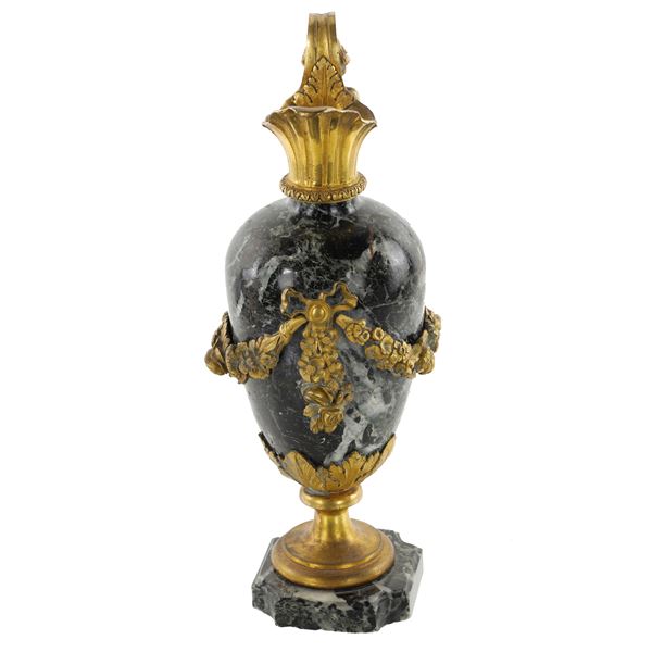 Vaso in marmo e bronzo dorato