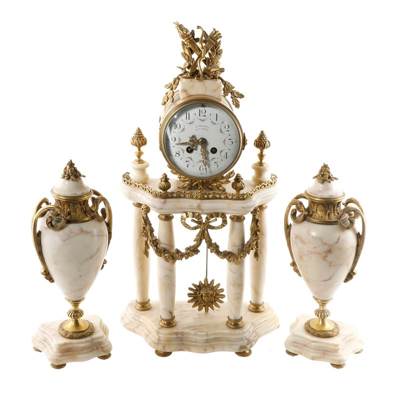 Francia, Orologio a tempio con candelabri in marmo e bronzo