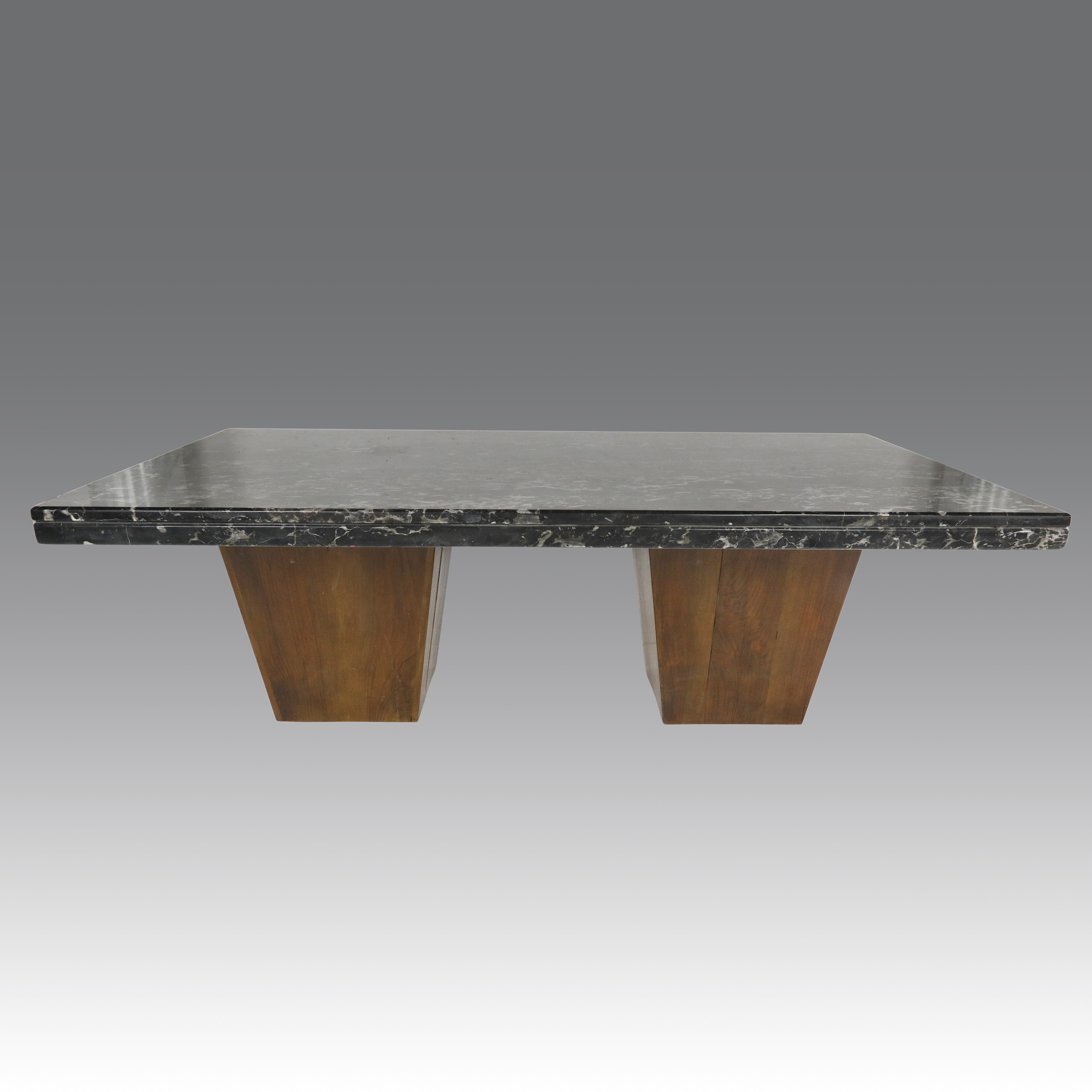 Tavolo basso, piano in marmo Portoro e piedi piramidali rovesci, anni '60-'70