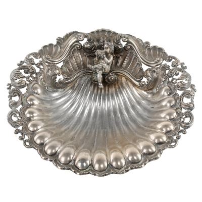 Centrotavola in Argento cesellato a forma di conchiglia con putto musicante, Roma, XIX secolo