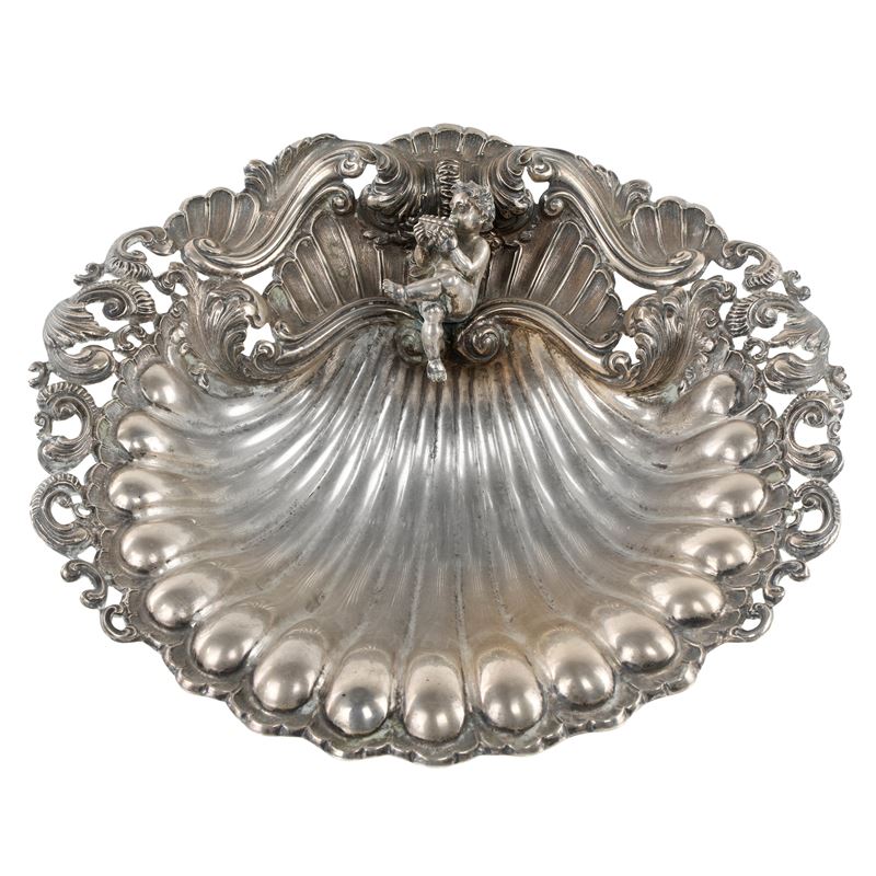 Centrotavola in Argento cesellato a forma di conchiglia con putto musicante, Roma, XIX secolo