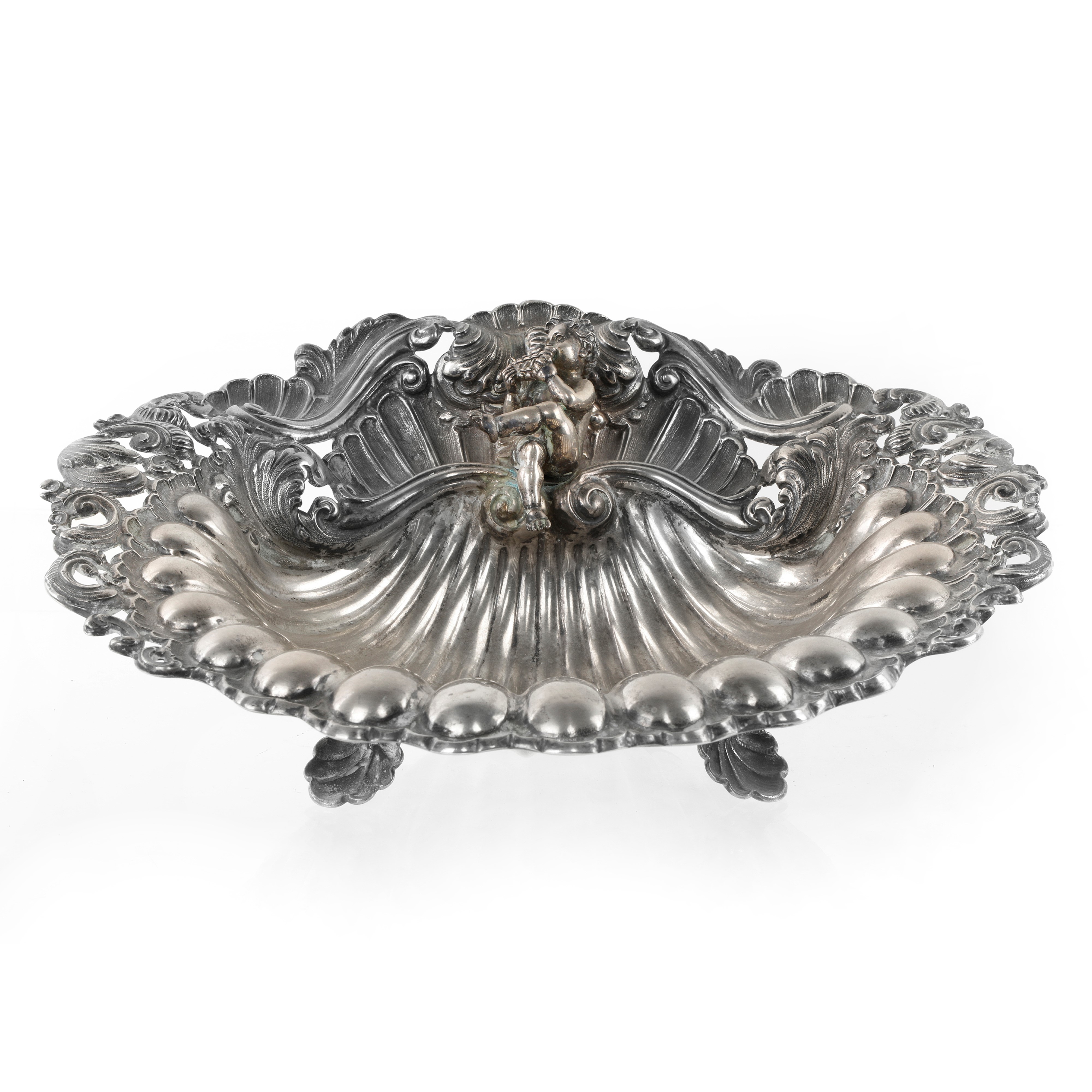 Centrotavola in Argento cesellato a forma di conchiglia con putto musicante, Roma, XIX secolo