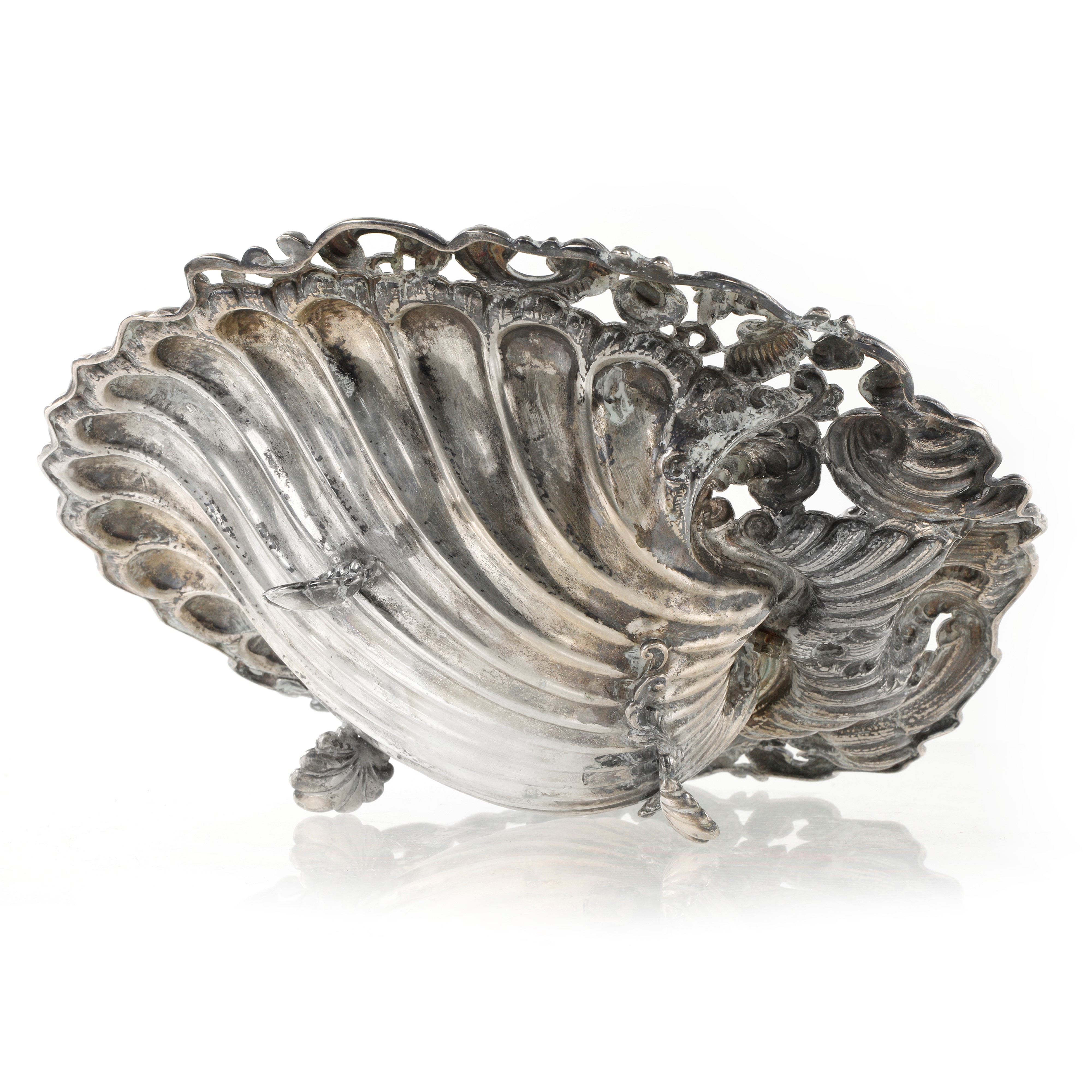 Centrotavola in Argento cesellato a forma di conchiglia con putto musicante, Roma, XIX secolo