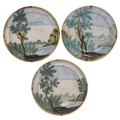 Tre piatti in ceramica di Castelli, Inizi XIX secolo