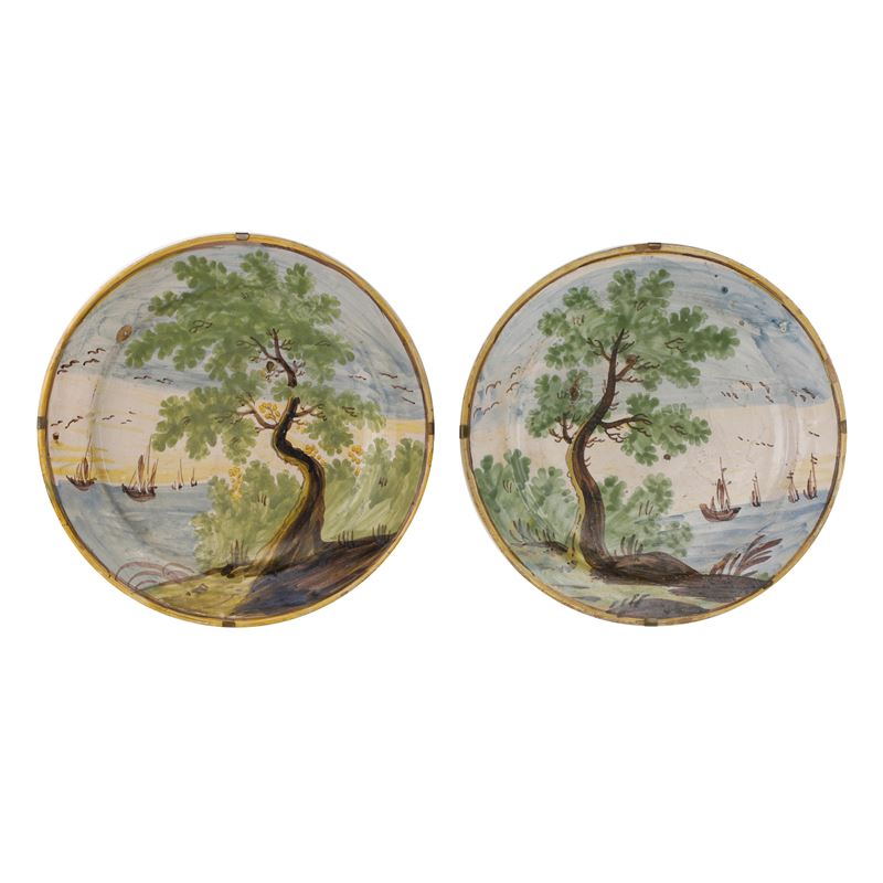 Coppia di piatti in ceramica Castelli, Fine XIX secolo