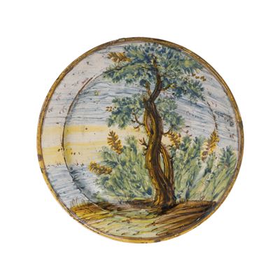 Piatto in ceramica di Castelli, raffigurante paesaggio con alberi e sfondo di mare, fine XIX seco...