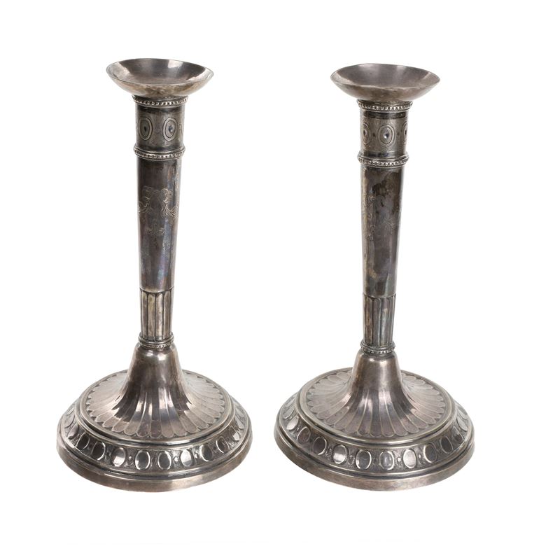 Coppia di candelieri in argento 800, Neoclassici, inizio XIX secolo