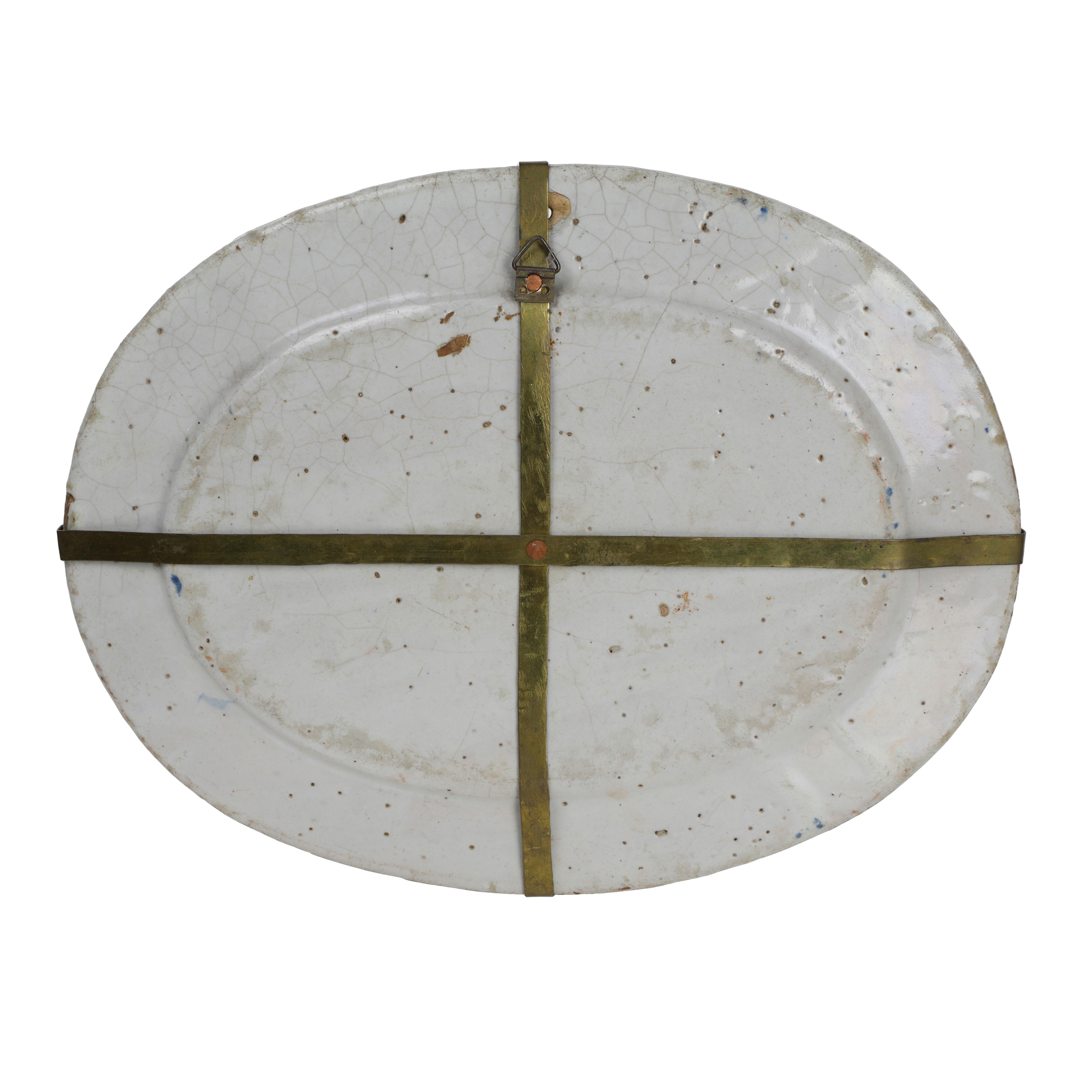 Ceramica, Vassoio decorato con uccelli e selvaggina