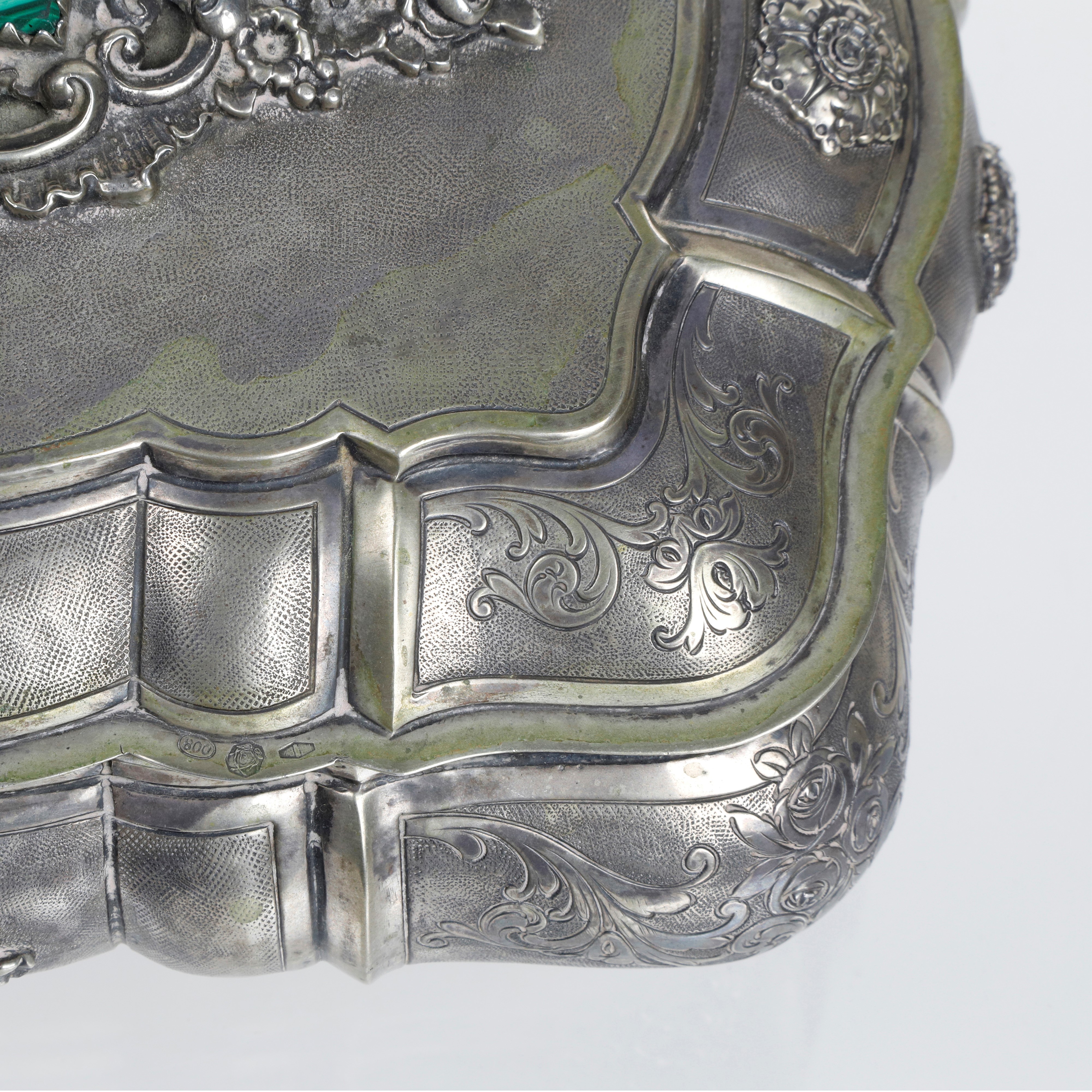 Cofanetto in Argento 800, con incisioni floreali e malachite