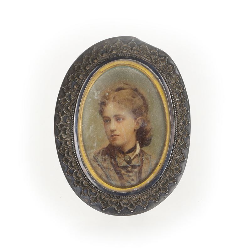 Miniatura ritratto di fanciulla, ovale in cornice argentata