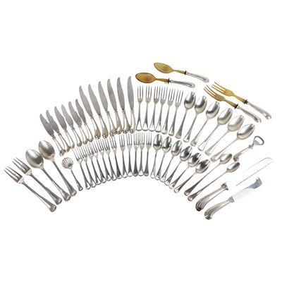 Servizio di posate in argento 800, composto da sei cucchiai, sei forchette, sei coltelli, sei cuc...