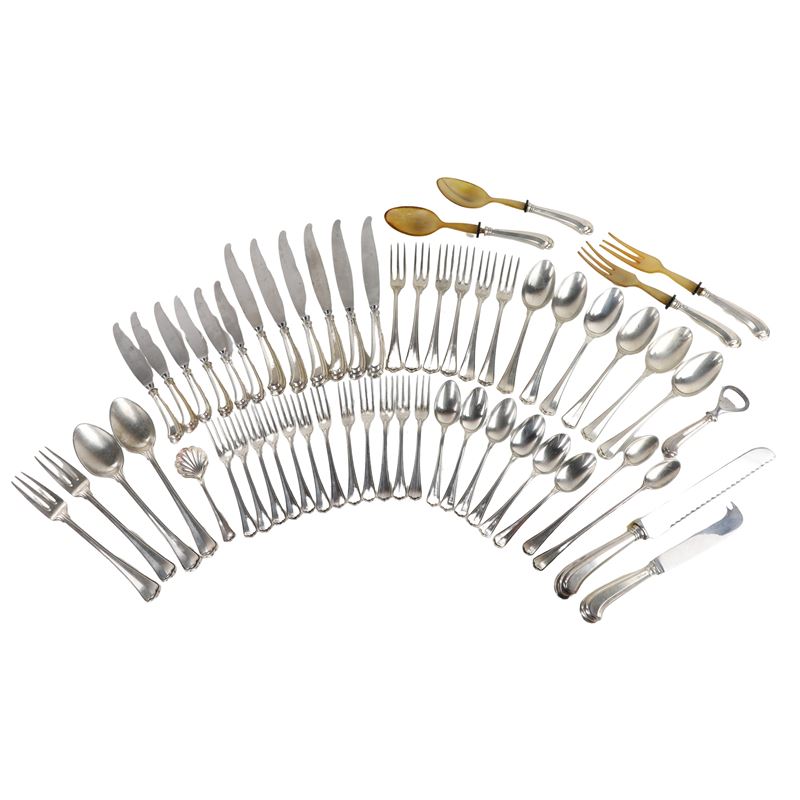 Servizio di posate in argento 800, composto da sei cucchiai, sei forchette, sei coltelli, sei cuc...