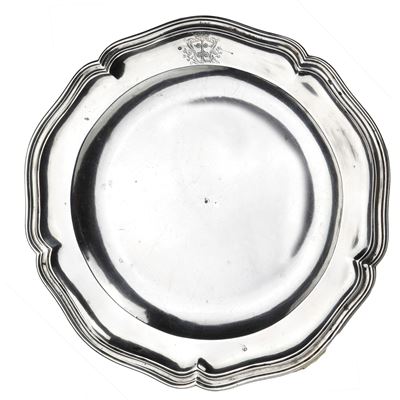 Piatto in argento con stemma araldico, metà XIX secolo, diametro cm 25,3