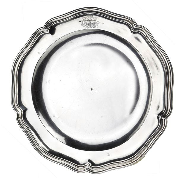 Piatto in argento con stemma araldico metà del XIX secolo
