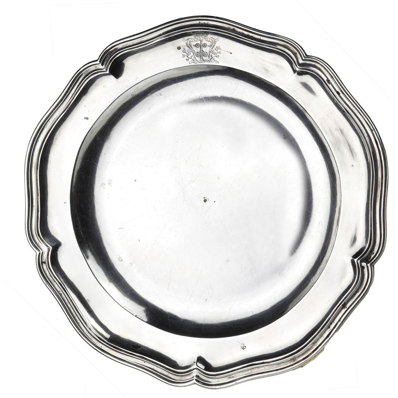 Piatto in argento con stemma araldico, metà XIX secolo, diametro cm 25,3