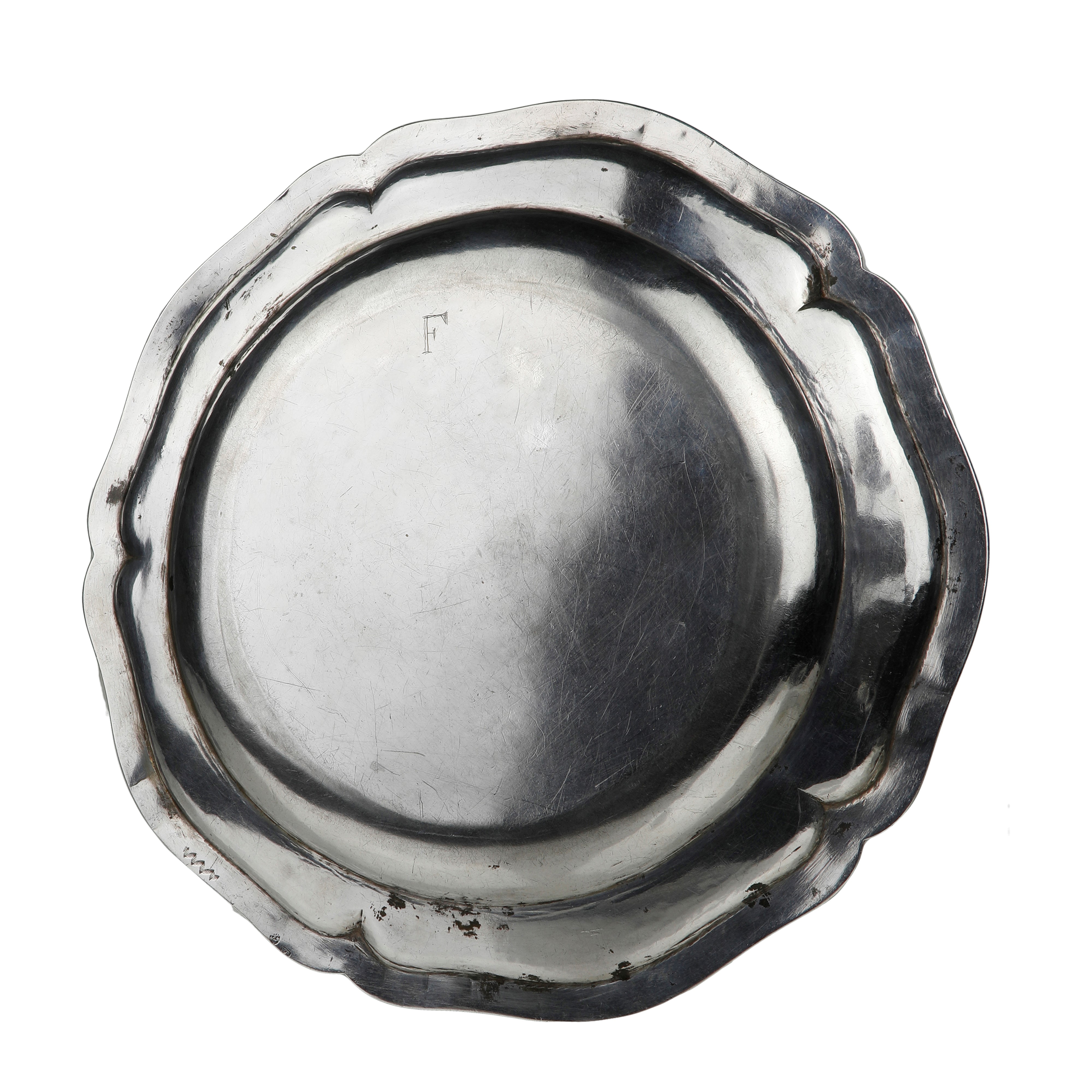 Piatto in argento con stemma araldico, metà XIX secolo, diametro cm 25,3