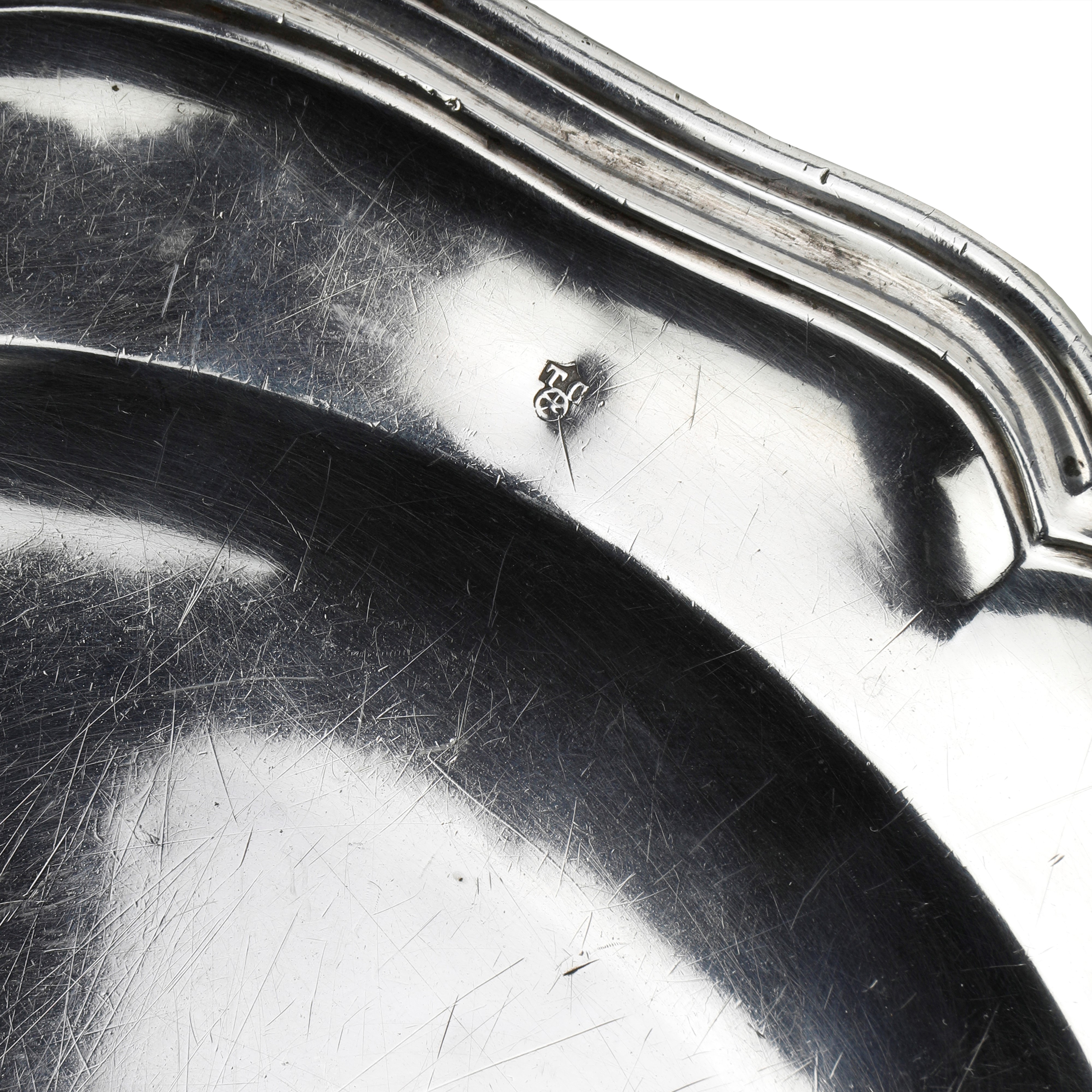 Piatto in argento con stemma araldico, metà XIX secolo, diametro cm 25,3