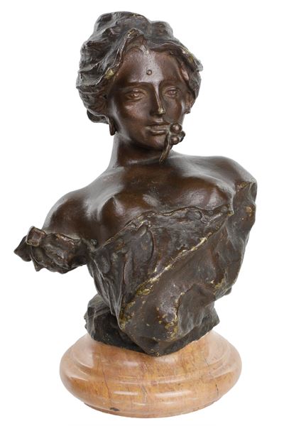 Scultore del XIX secolo, Piccolo mezzobusto di donna con fiore in bocca, bronzo patinato su base ...