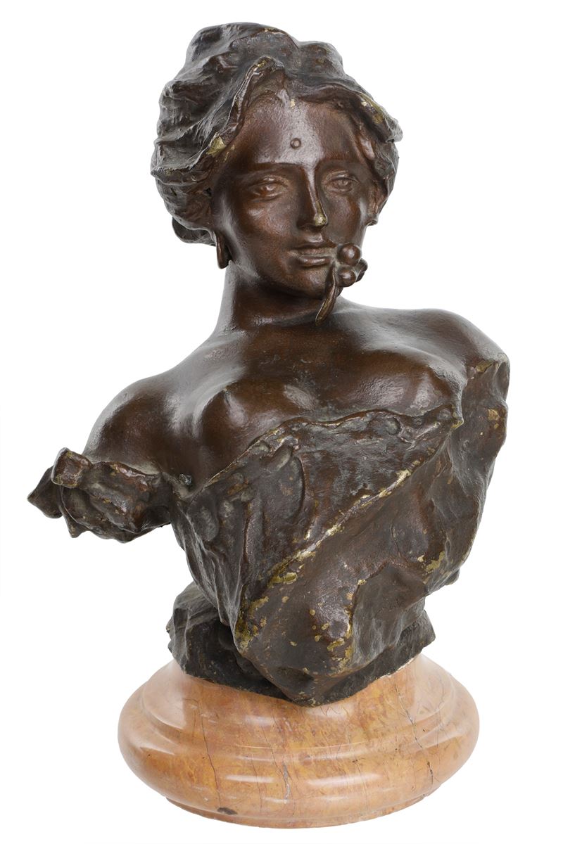 Scultore del XIX secolo, Piccolo mezzobusto di donna con fiore in bocca, bronzo patinato su base ...
