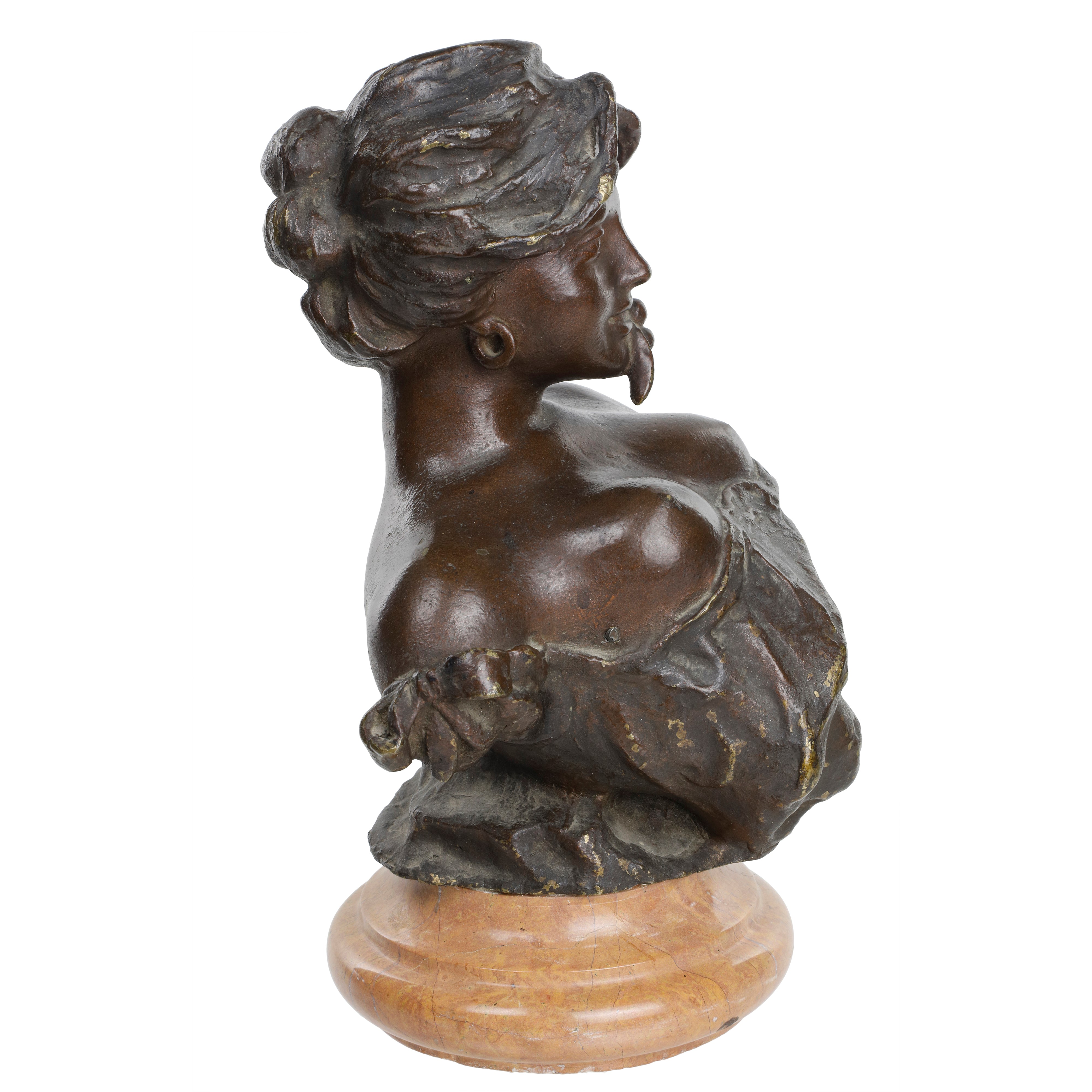 Scultore del XIX secolo, Piccolo mezzobusto di donna con fiore in bocca, bronzo patinato su base ...