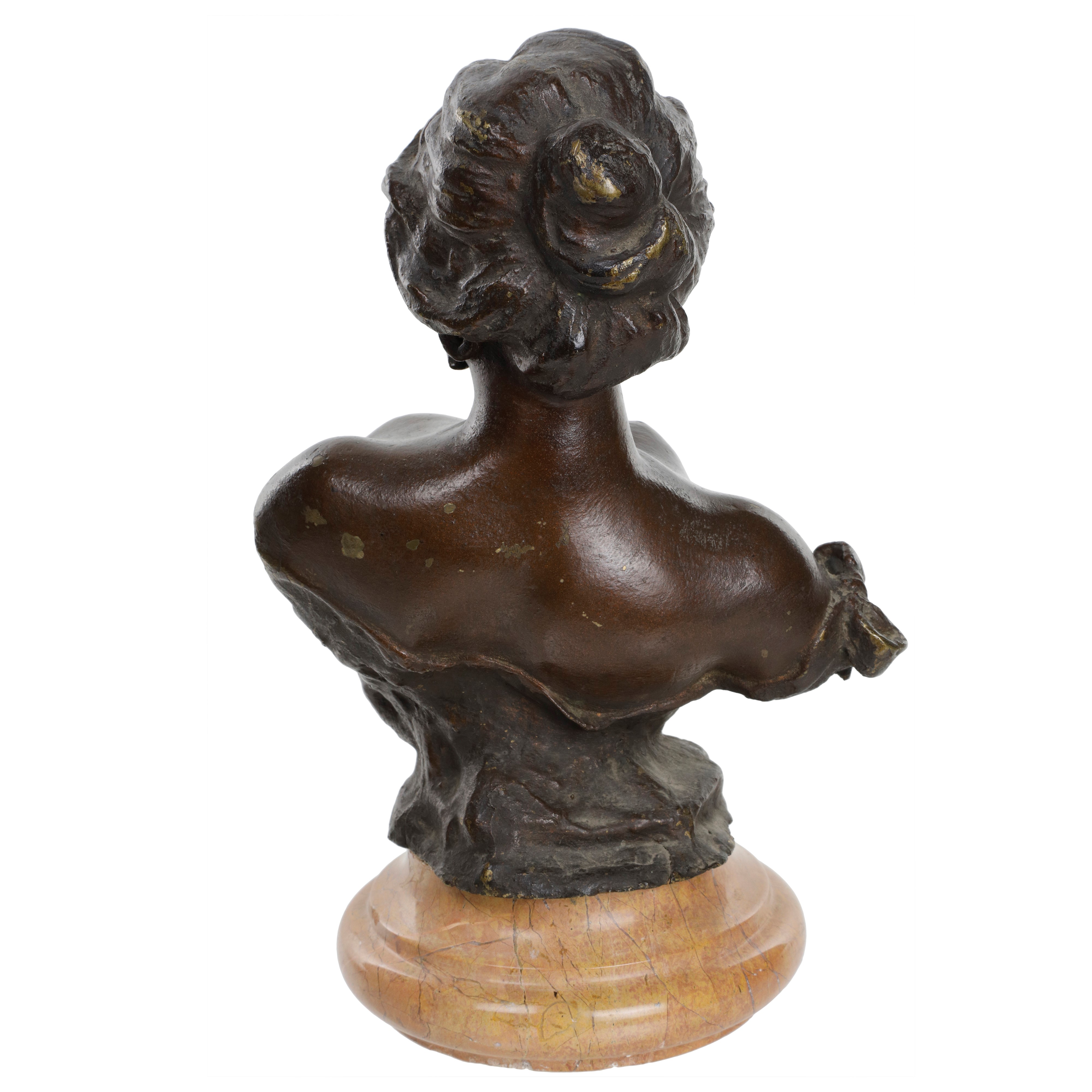 Scultore del XIX secolo, Piccolo mezzobusto di donna con fiore in bocca, bronzo patinato su base ...