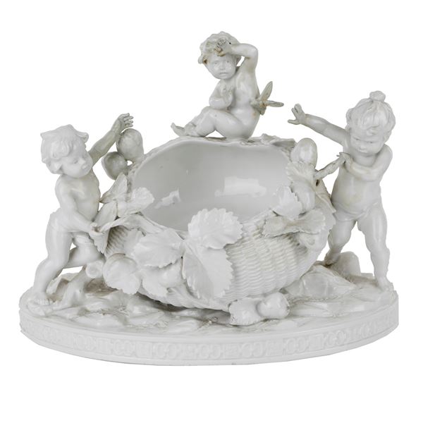Centrotavola in porcellana con 3 putti
